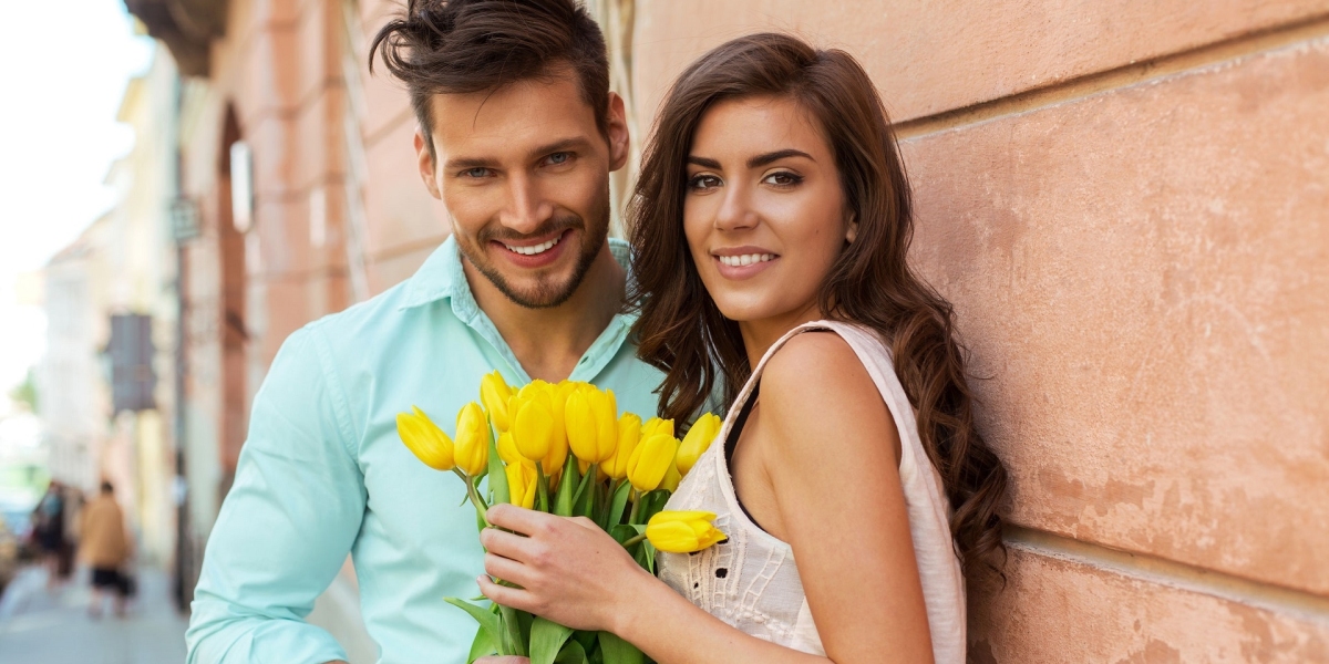 5 Clear Signs He's into You on the First Date